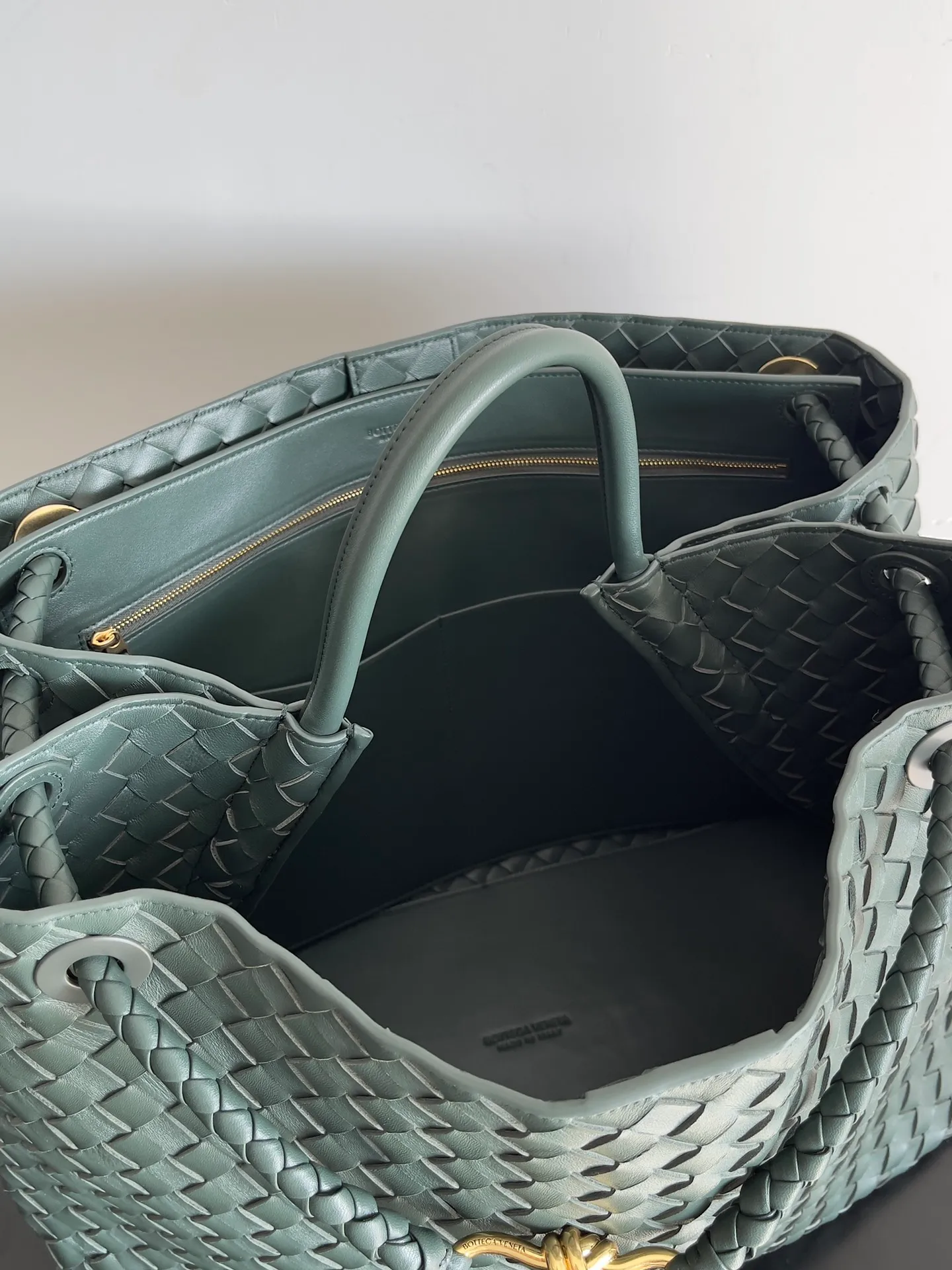 Batch 3760 Recently, the same style of bag that celebrities love is both high-end and practical. Michelle Yeoh, Kim Namjoon, Jing Boran, Tong Liya, Sun Qian, Wu Qianyu, Du Juan, Ma Yili and Bai Baihe are all carrying Bottega Veneta summer series Andiamo handbags. Andiamo has a simple structure and rounded lines. The whole piece is made of Nappa leather. It is comfortable, soft and dynamic. It adds interest to daily life and can be easily matched with various styles. Andiamo handbags are available in three sizes: small, medium and large. There are many colors to choose from, which can meet different needs. You can really carry it whether it is daily or attending events. Style number: 743575 Size: 45*22*34 including handle height 44cm